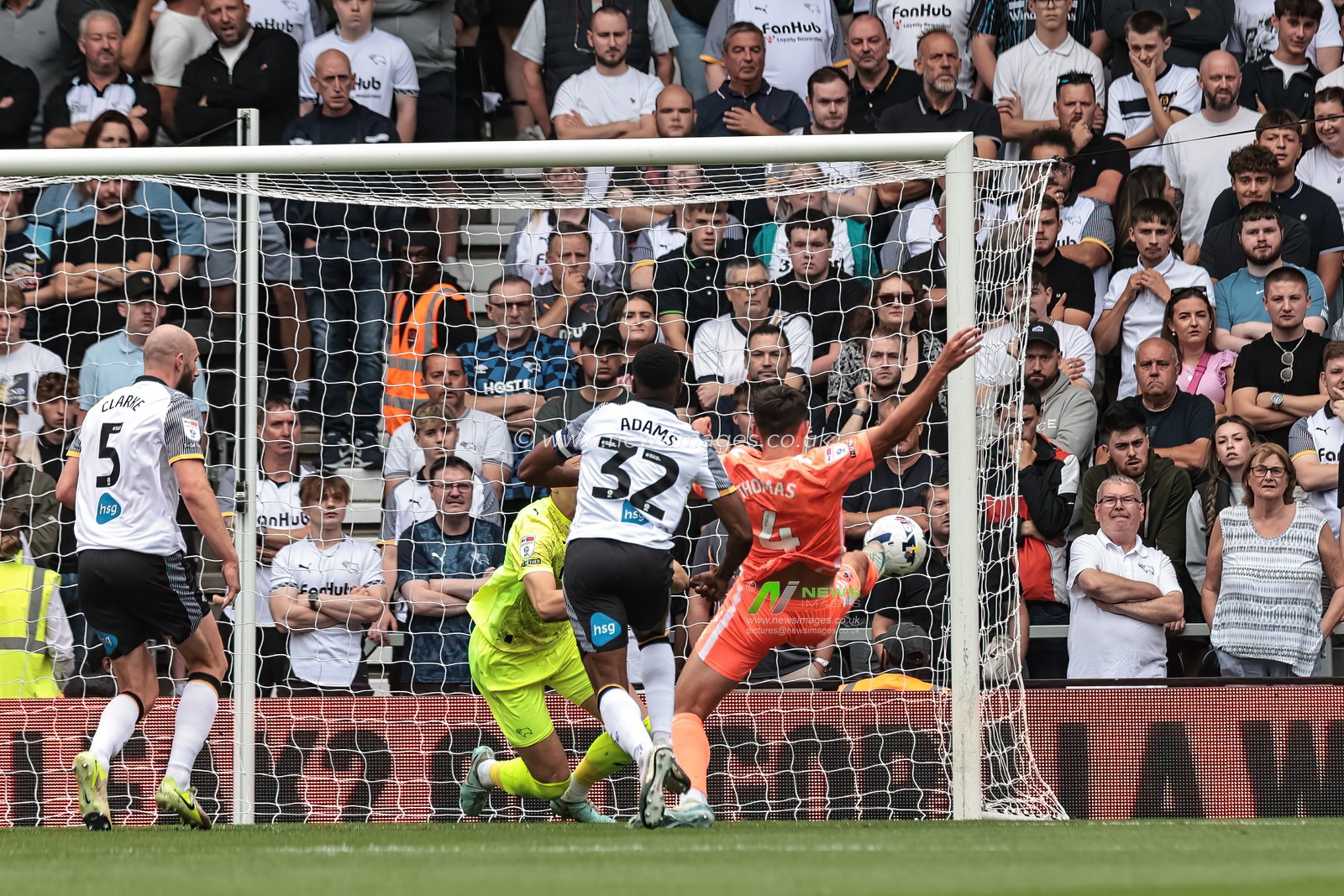 Bobby Thomas of Coventry City scores to make it 0-1 during the Sky Bet Championship match Derby County vs Coventry City at Pride Park Stadium, Derby, United Kingdom, 16th August 2025

(Photo by Mark Cosgrove/News Images)