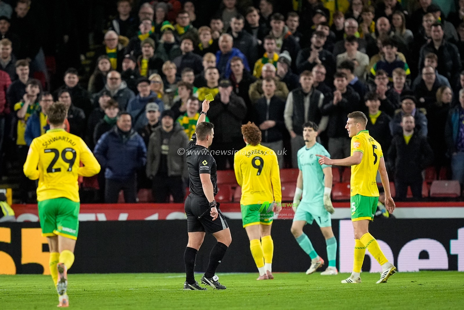 Refere Josh Smith shows a yellow card to Jakov Medić of Norwich City during the Sky Bet Championship match Sheffield United vs Norwich City at Bramall Lane, Sheffield, United Kingdom, 9th December 2025

(Photo by Maynard Manyowa/News Images)

*** GER AUT SUI OUT ***