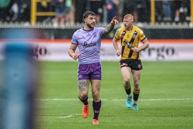 Connor Wrench of Warrington Wolves gives team mates instructions during the Betfred Super League round 19 match Castleford Tigers vs Warrington Wolves at The Mend-A-Hose Jungle, Castleford, United Kingdom, 20th July 2025

(Photo by Alfie Cosgrove/News Images)