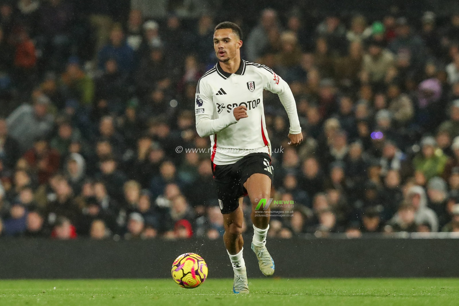 Antonee Robinson of Fulham runs with the ball during the Premier League match Fulham vs Wolverhampton Wanderers at Craven Cottage, London, United Kingdom, 23rd November 2024

(Photo by Izzy Poles/News Images)