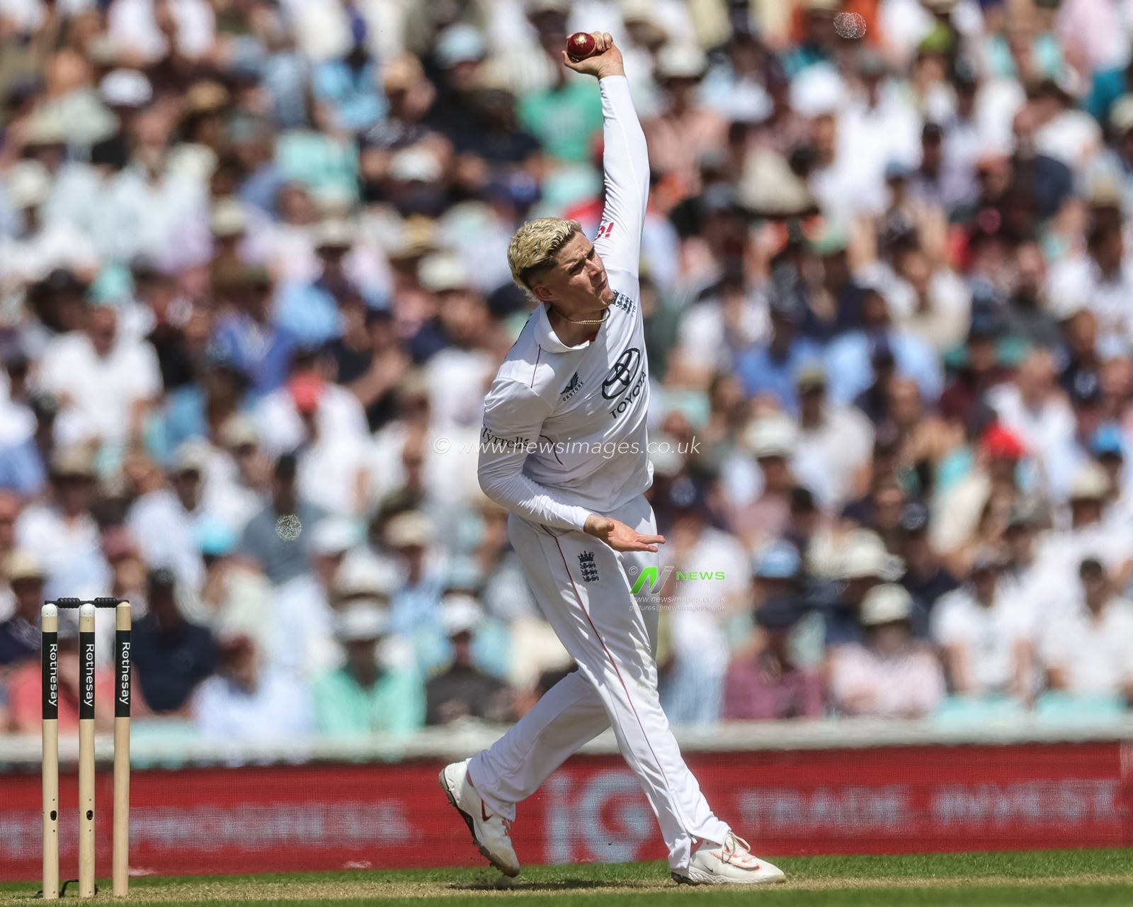Jacob Bethell of England delivers the ball during the 2nd Rothesay Test Match Day 2 match England vs New Zealand at The Kia Oval, London, United Kingdom on 18 June 2026

(Photo by Mark Cosgrove/News Images)