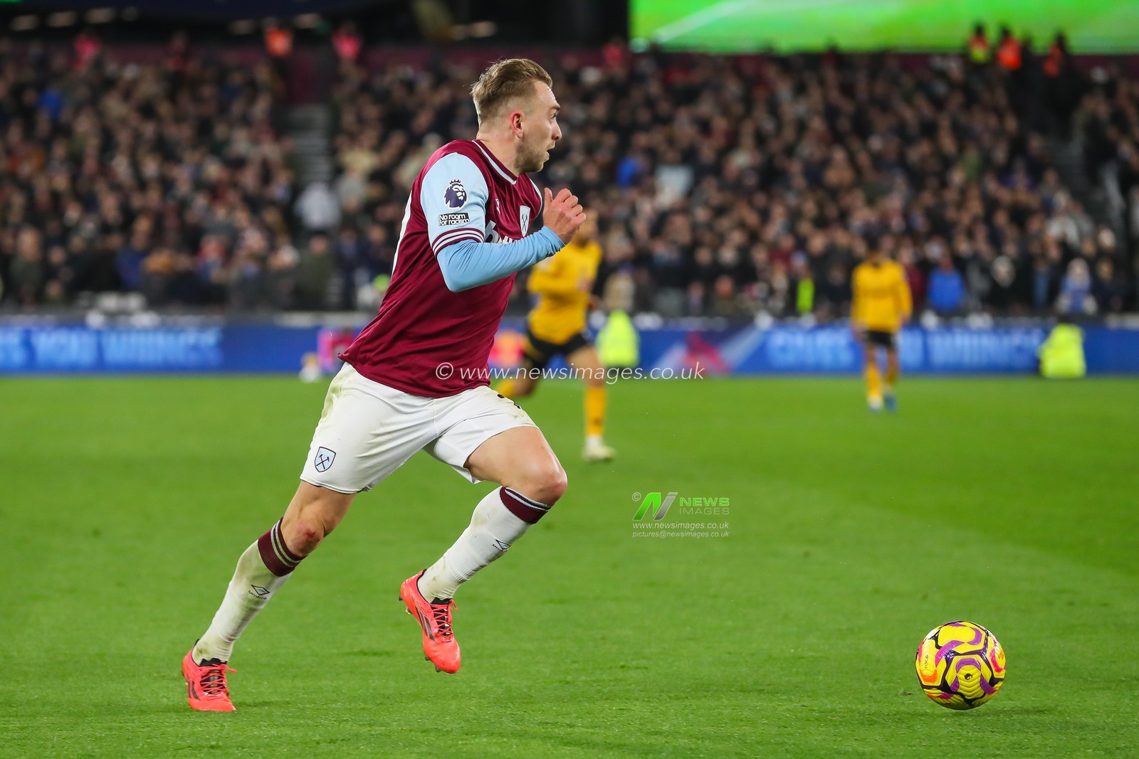 Jarrod Bowen of West Ham United makes a break with the ball  during the Premier League match West Ham United vs Wolverhampton Wanderers at London Stadium, London, United Kingdom, 9th December 2024

(Photo by Izzy Poles/News Images)