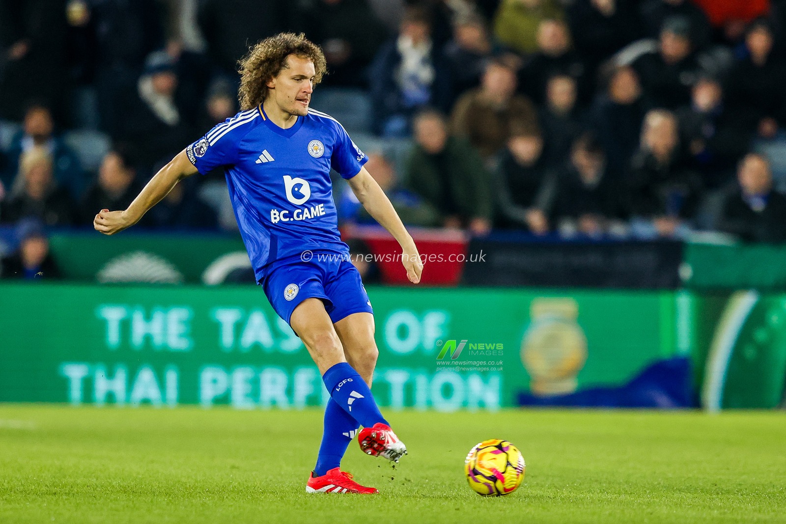 Wout Faes of Leicester City passes the ball during the Premier League match Leicester City vs Crystal Palace at King Power Stadium, Leicester, United Kingdom, 15th January 2025

(Photo by Alfie Cosgrove/News Images)