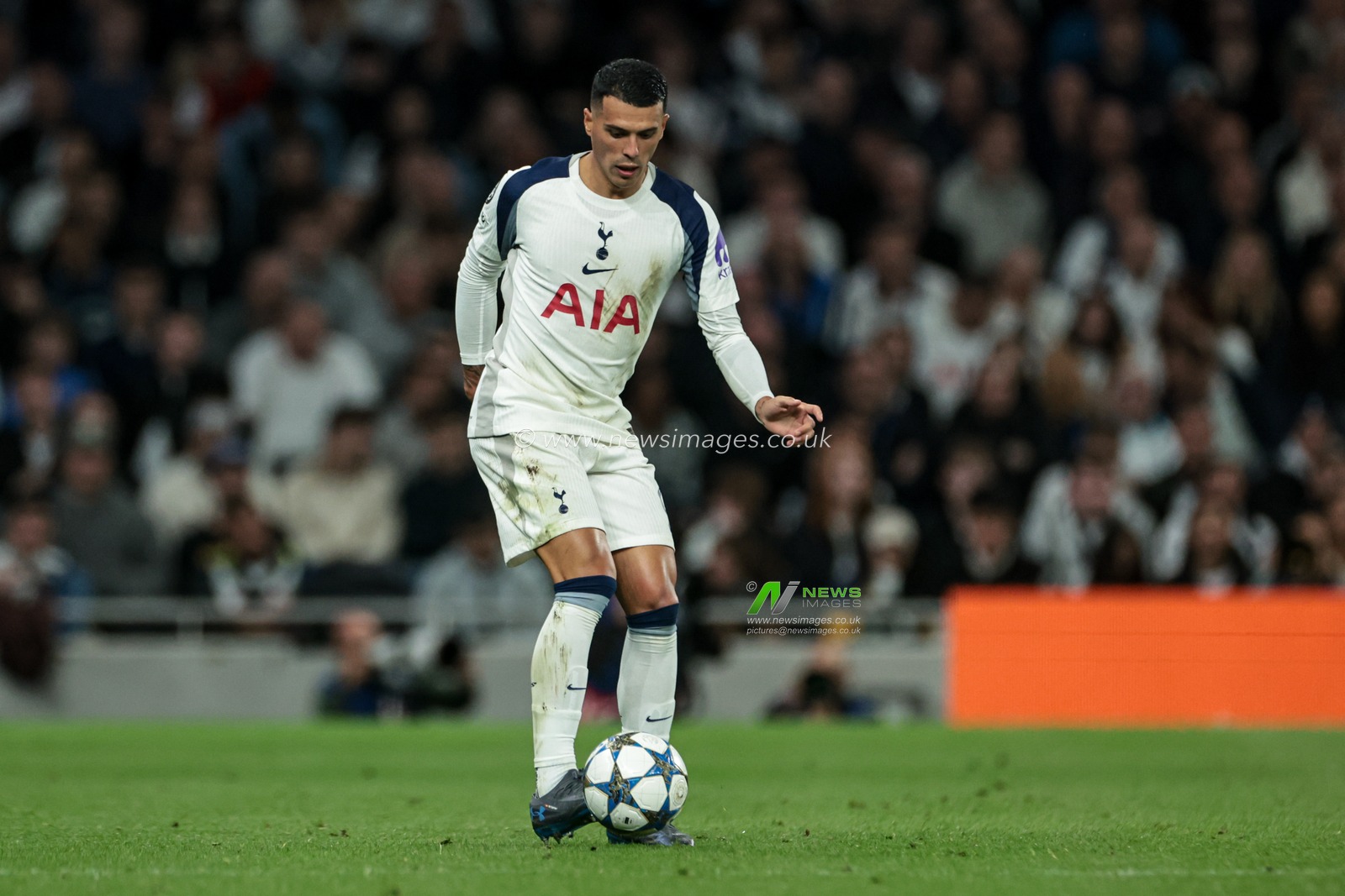 Pedro Porro of Tottenham Hotspur passes the ball during the UEFA Champions League match Tottenham Hotspur vs Villarreal at Tottenham Hotspur Stadium, London, United Kingdom, 16th September 2025

(Photo by Mark Cosgrove/News Images)