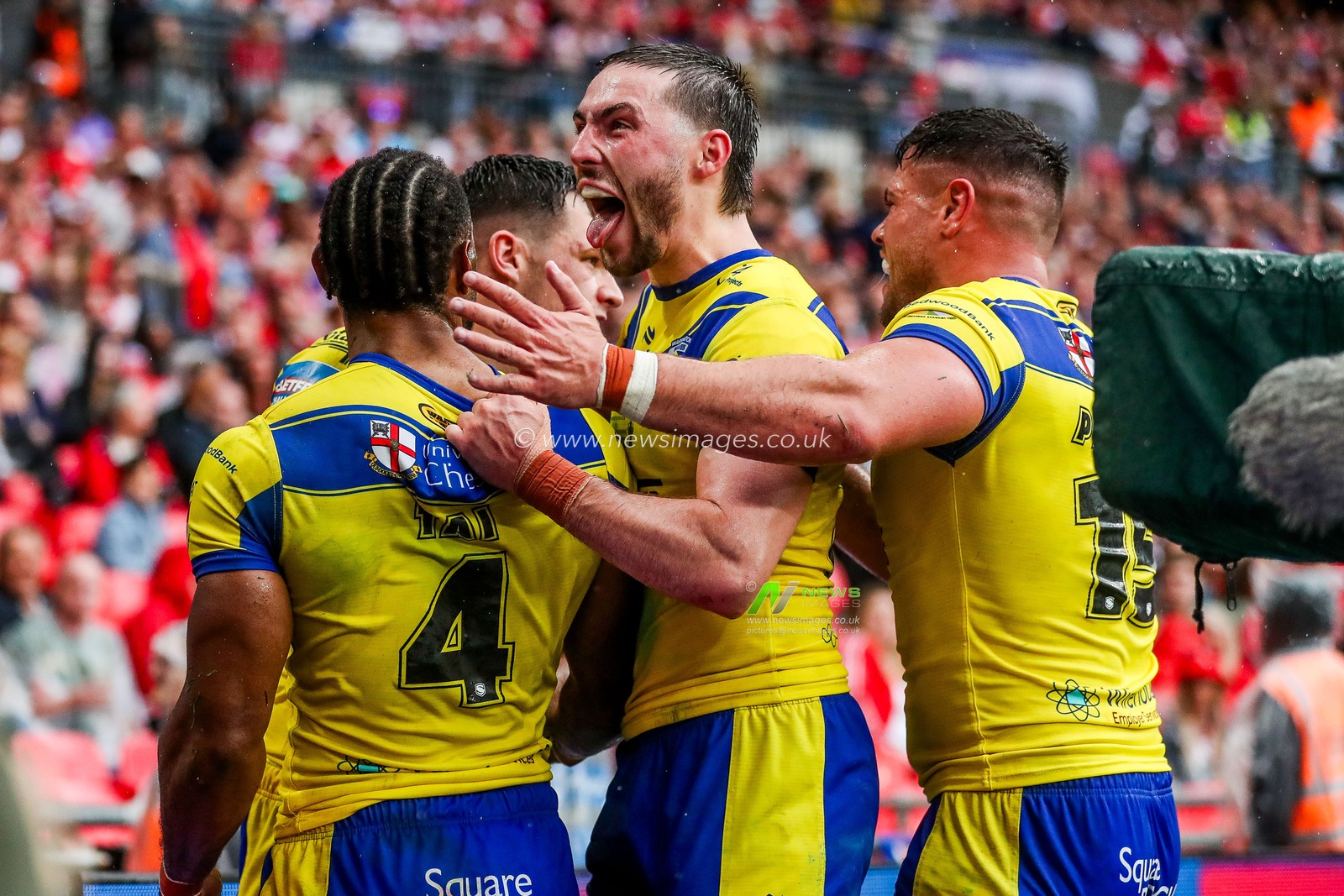 Josh Thewlis of Warrington Wolves celebrates his try with teammates during the Betfred Challenge Cup Final Warrington Wolves vs Hull KR at Wembley Stadium, London, United Kingdom, 7th June 2025

(Photo by Izzy Poles/News Images)