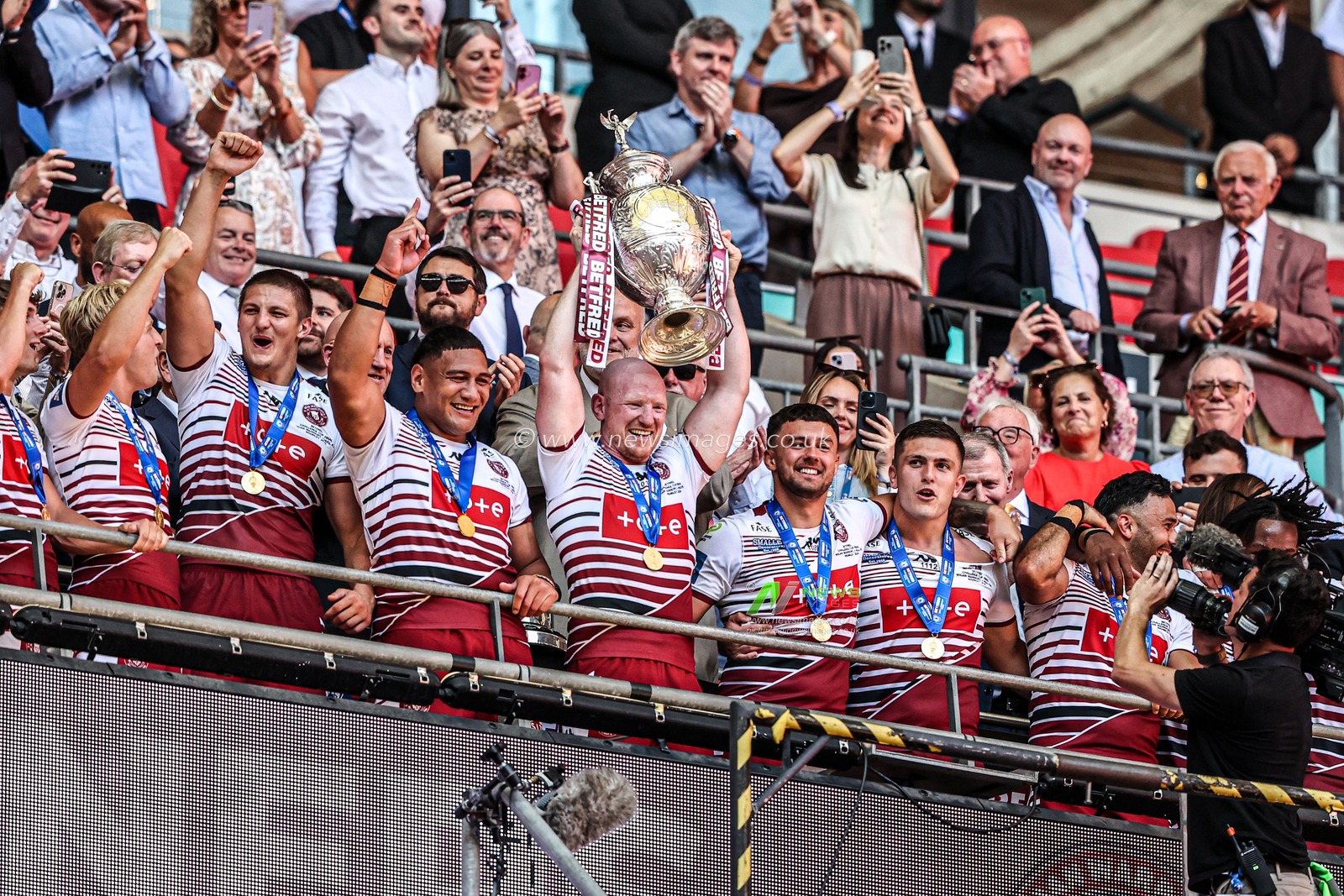 Liam Farrell of Wigan Warriors lifts the Betfred Challenge Cup Final Trophy during the Betfred Challenge Cup Final match Wigan Warriors vs Hull KR at Wembley Stadium, London, United Kingdom on 30 May 2026

(Photo by Alfie Cosgrove/News Images)