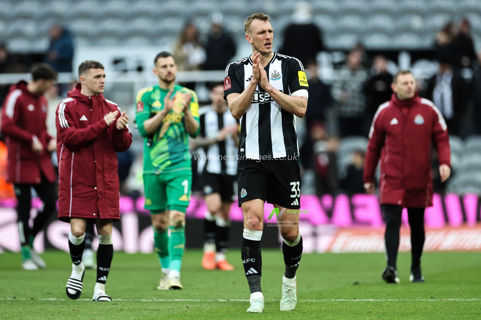 Dan Burn of Newcastle United applauds the home fans after the Emirates FA Cup 5th Round Newcastle United vs Brighton and Hove Albion at St. James's Park, Newcastle, United Kingdom, 2nd March 2025

(Photo by Mark Cosgrove/News Images)