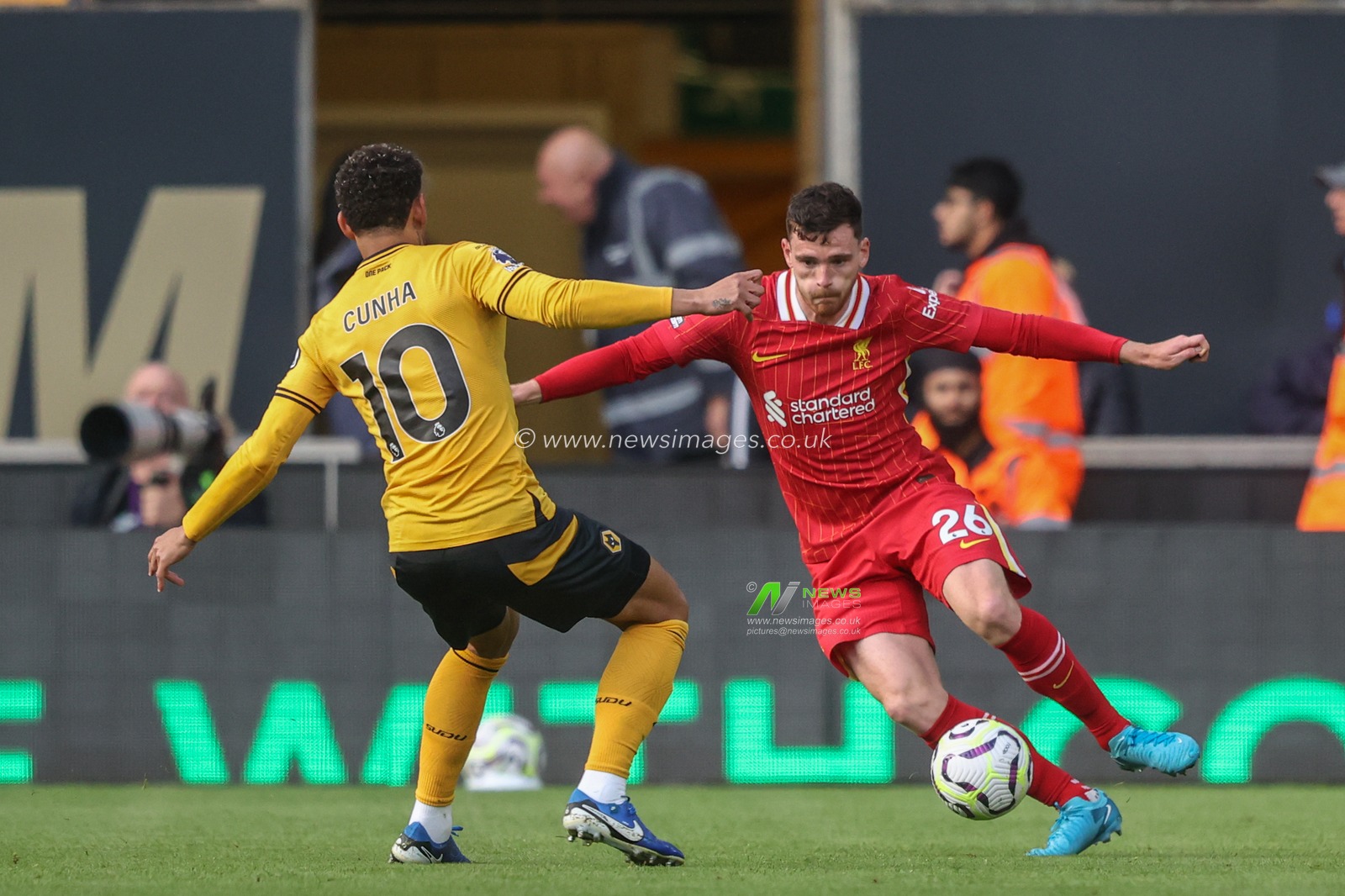 Andrew Robertson of Liverpool controls the ball under pressure from Matheus Cunha of Wolverhampton Wanderers during the Premier League match Wolverhampton Wanderers vs Liverpool at Molineux, Wolverhampton, United Kingdom, 28th September 2024

(Photo by Alfie Cosgrove/News Images)