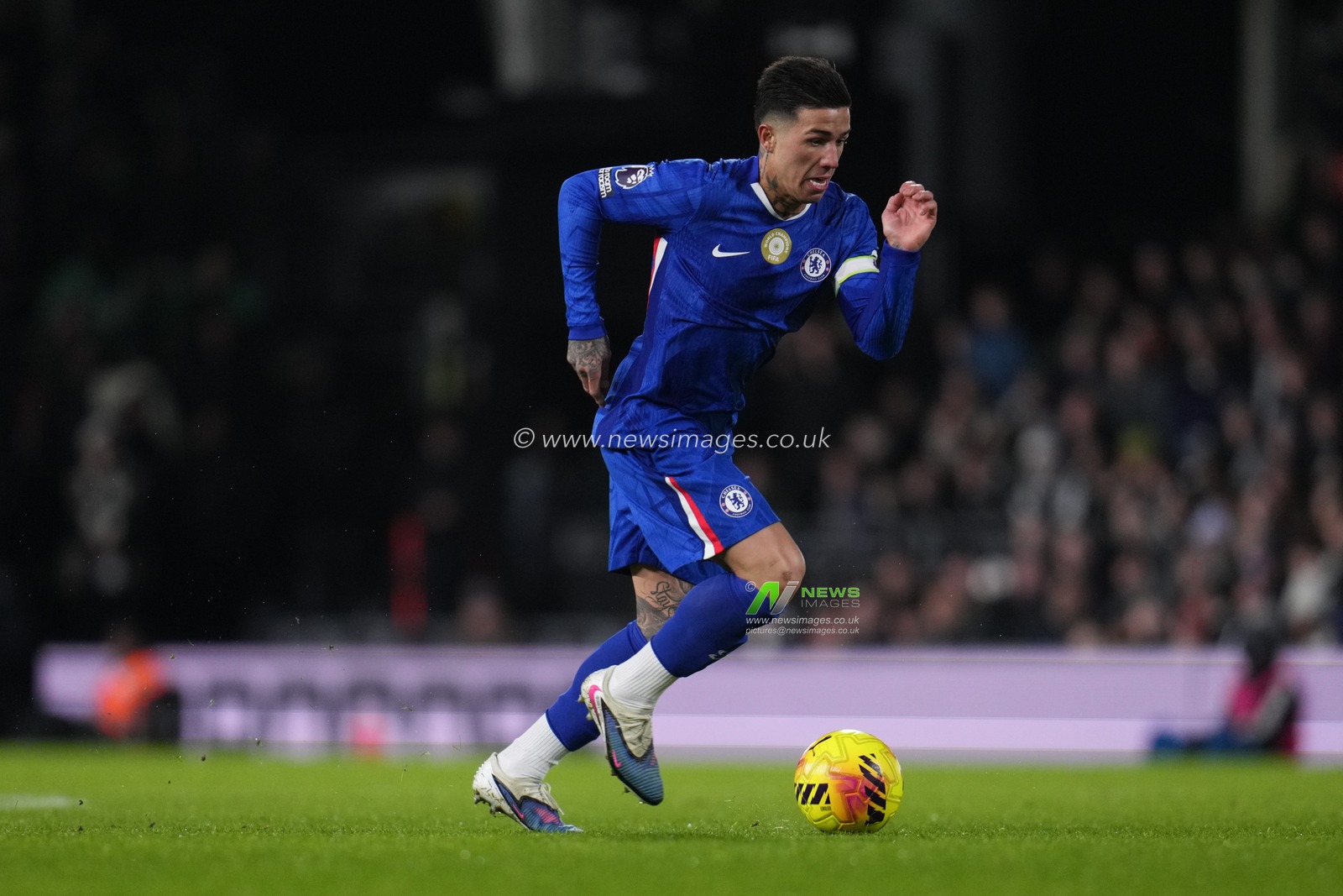 Enzo Fernández of Chelsea on the ball during the Premier League match Fulham vs Chelsea at Craven Cottage, London, United Kingdom, 7th January 2026

(Photo by Harvey Murphy/News Images)

*** GER AUT SUI OUT ***