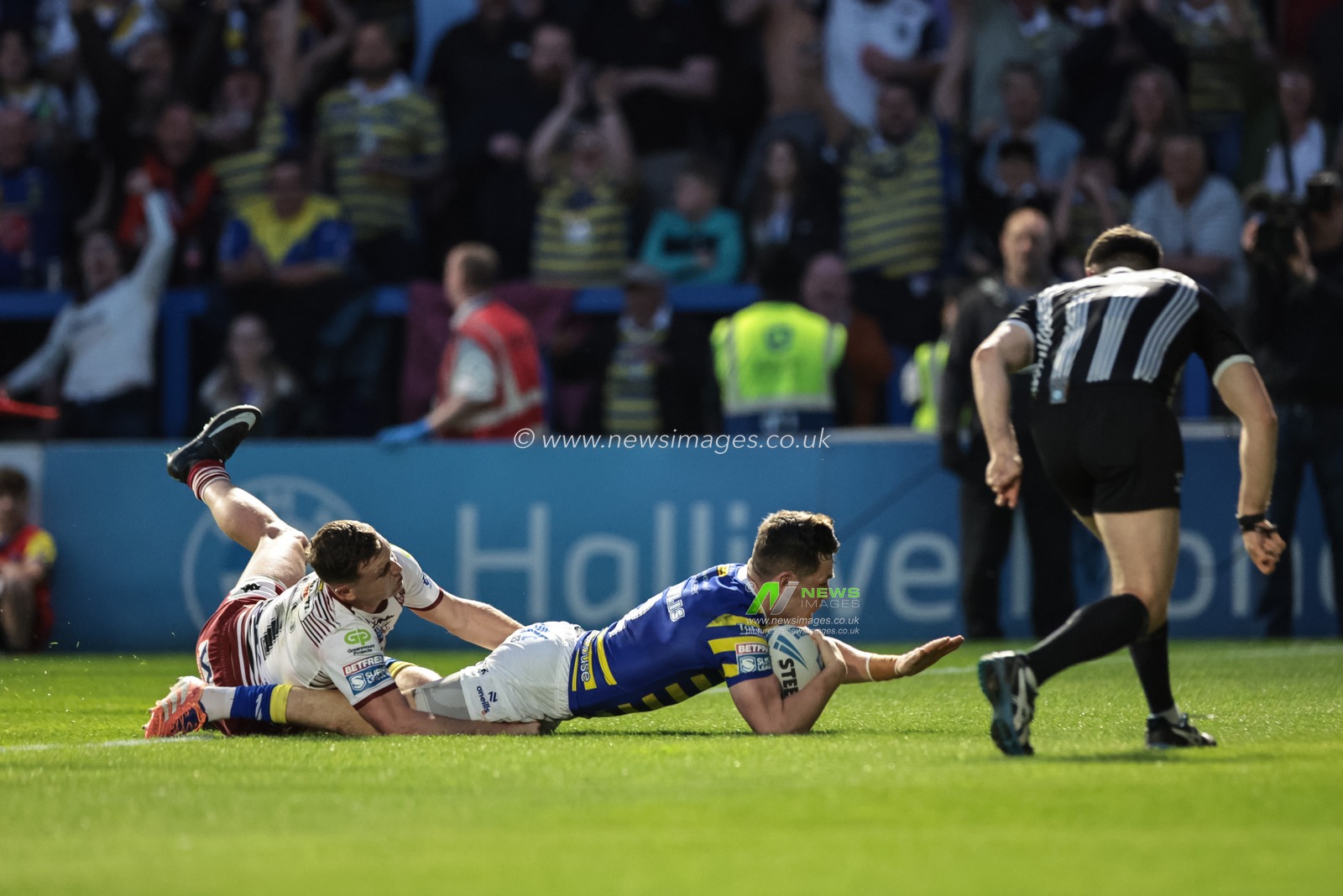 Josh Thewlis of Warrington Wolves goes over for a try during the Betfred Super League round 9 match Warrington Wolves vs Wigan Warriors at The Halliwell Jones Stadium, Warrington, United Kingdom on 24 April 2026

(Photo by Mark Cosgrove/News Images)