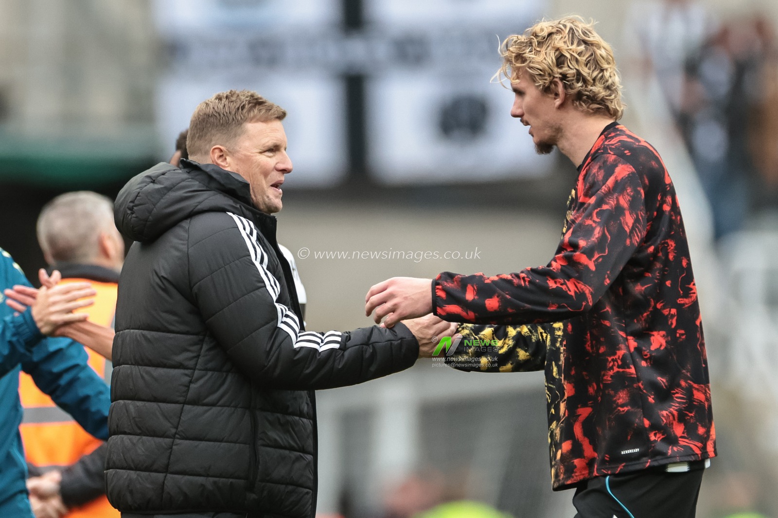 Eddie Howe manager of Newcastle United and Nick Woltemade of Newcastle United celebrate the 2-0 win during the Premier League match Newcastle United vs Nottingham Forest at St. James's Park, Newcastle, United Kingdom, 5th October 2025

(Photo by Mark Cosgrove/News Images)