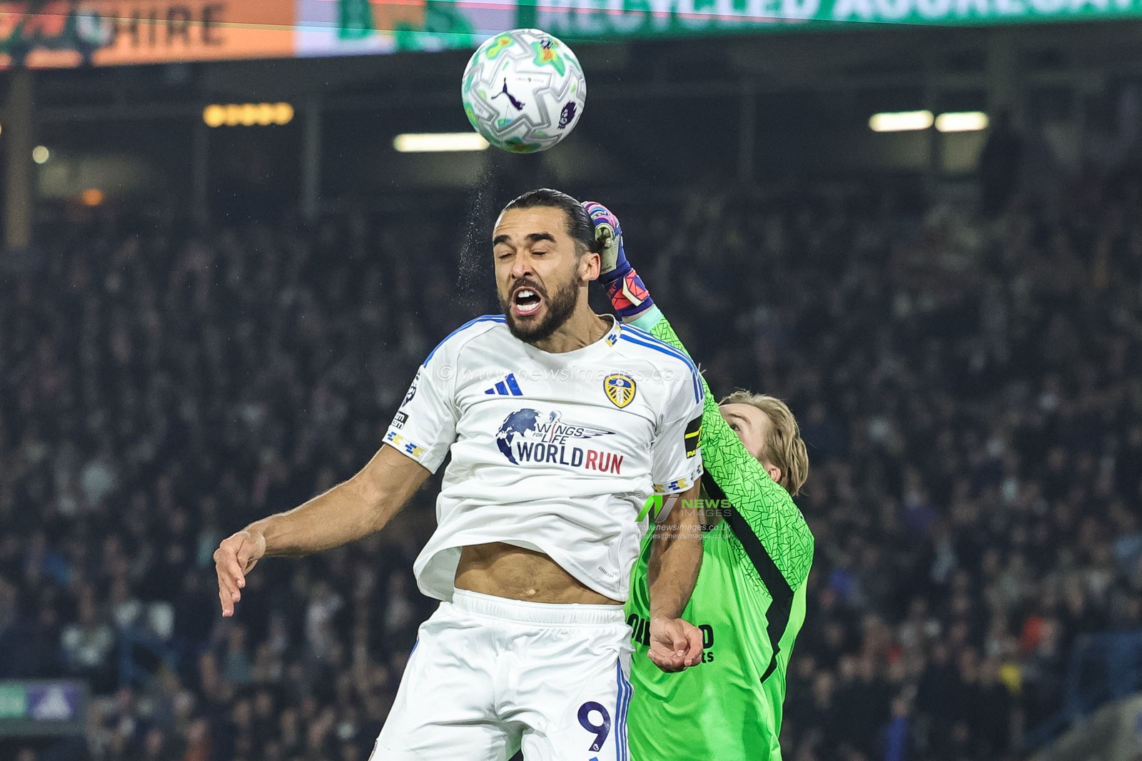 Dominic Calvert-Lewin of Leeds United and Brentford goalkeeper Caoimhin Kelleher battle for the ball during the Premier League match Leeds United vs Brentford at Elland Road, Leeds, United Kingdom on 21 March 2026

(Photo by Mark Cosgrove/News Images)