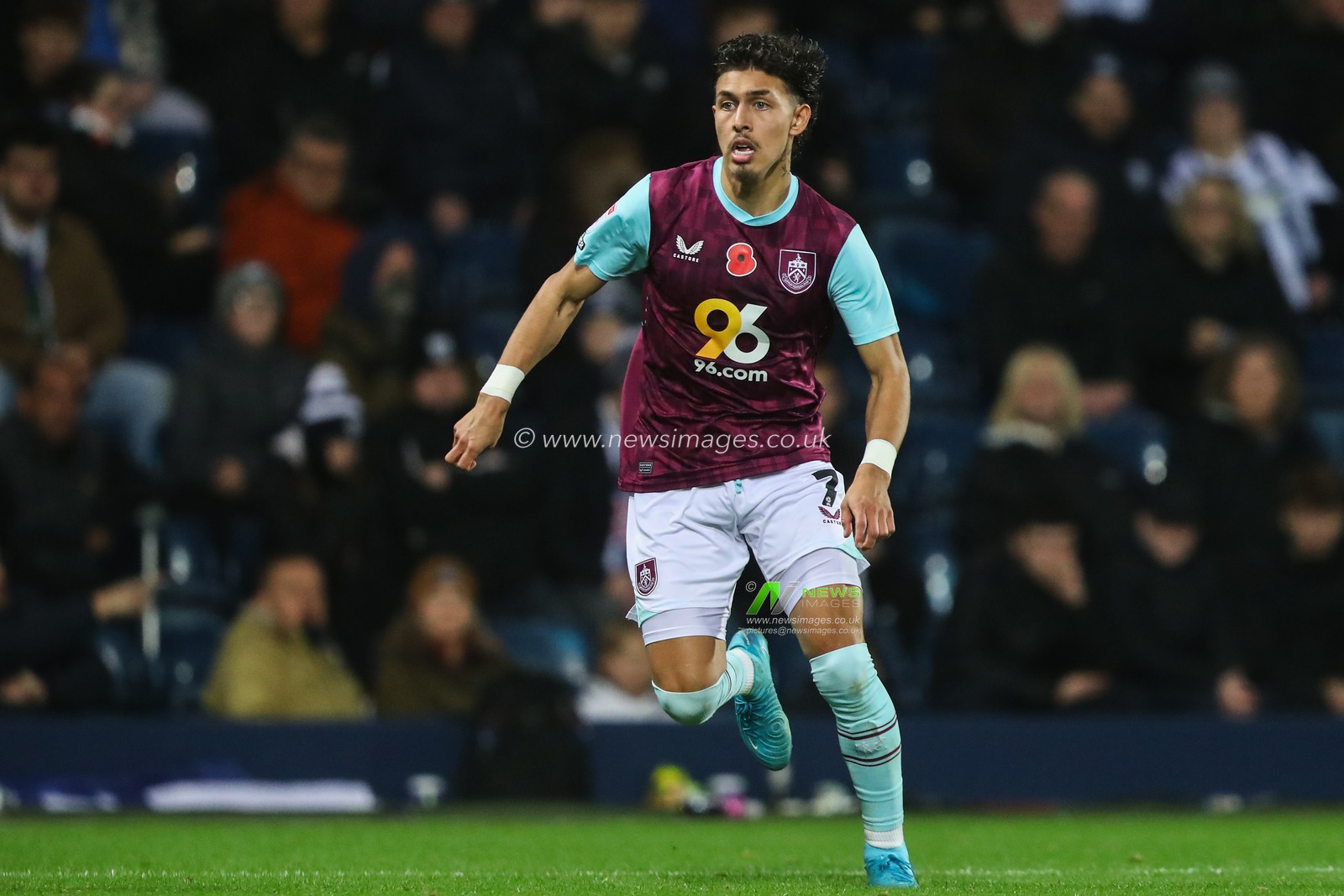 Jeremy Sarmiento of Burnley during the Sky Bet Championship match West Bromwich Albion vs Burnley at The Hawthorns, West Bromwich, United Kingdom, 7th November 2024

(Photo by Gareth Evans/News Images)