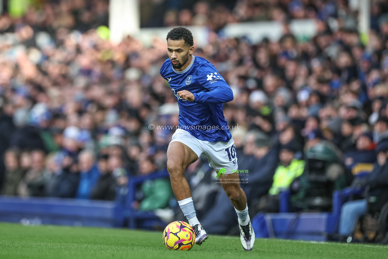 Iliman Ndiaye of Everton with the ball during the Premier League match Everton vs Chelsea at Goodison Park, Liverpool, United Kingdom, 22nd December 2024

(Photo by Mark Cosgrove/News Images)