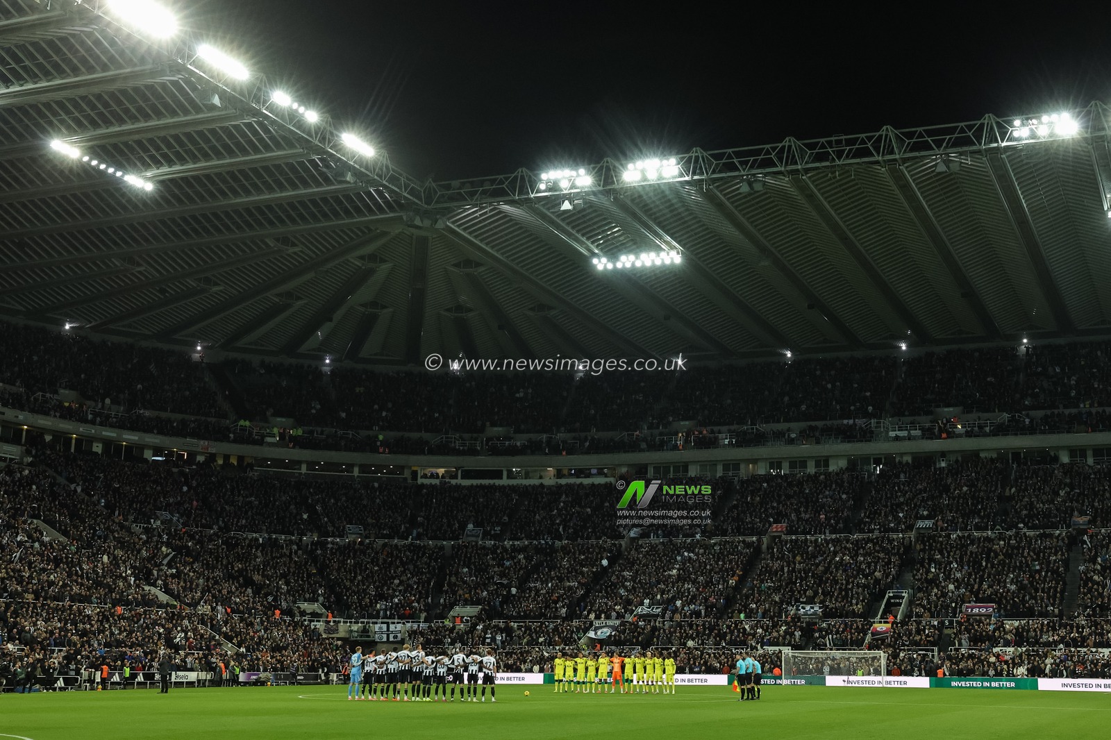 Players officials and fans hold a minutes silence as part of armed forces day and Remembrance Sunday during the Carabao Cup Last 16 Newcastle United vs Tottenham Hotspur at St. James's Park, Newcastle, United Kingdom, 29th October 2025

(Photo by Mark Cosgrove/News Images)

*** GER AUT SUI OUT ***