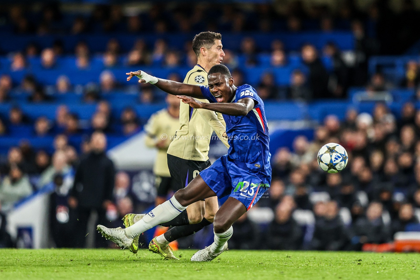 Trevoh Chalobah of Chelsea is fouled by Robert Lewandowski of Barcelona during the UEFA Champions League Matchday 5 of 8 Chelsea v Barcelona at Stamford Bridge, London, United Kingdom, 25th November 2025

(Photo by Alfie Cosgrove/News Images)

*** GER AUT SUI OUT ***