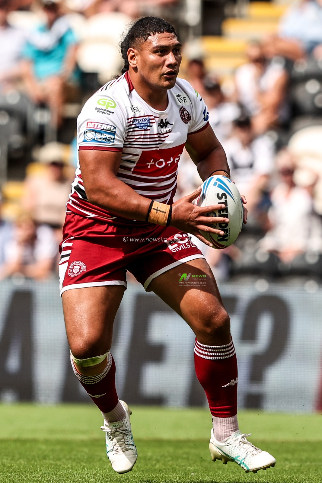 Patrick Mago of Wigan Warriors breaks with the ball during the Betfred Super League round 16 match Hull FC vs Wigan Warriors at MKM Stadium, Hull, United Kingdom on 27 June 2026

(Photo by Alfie Cosgrove/News Images)
