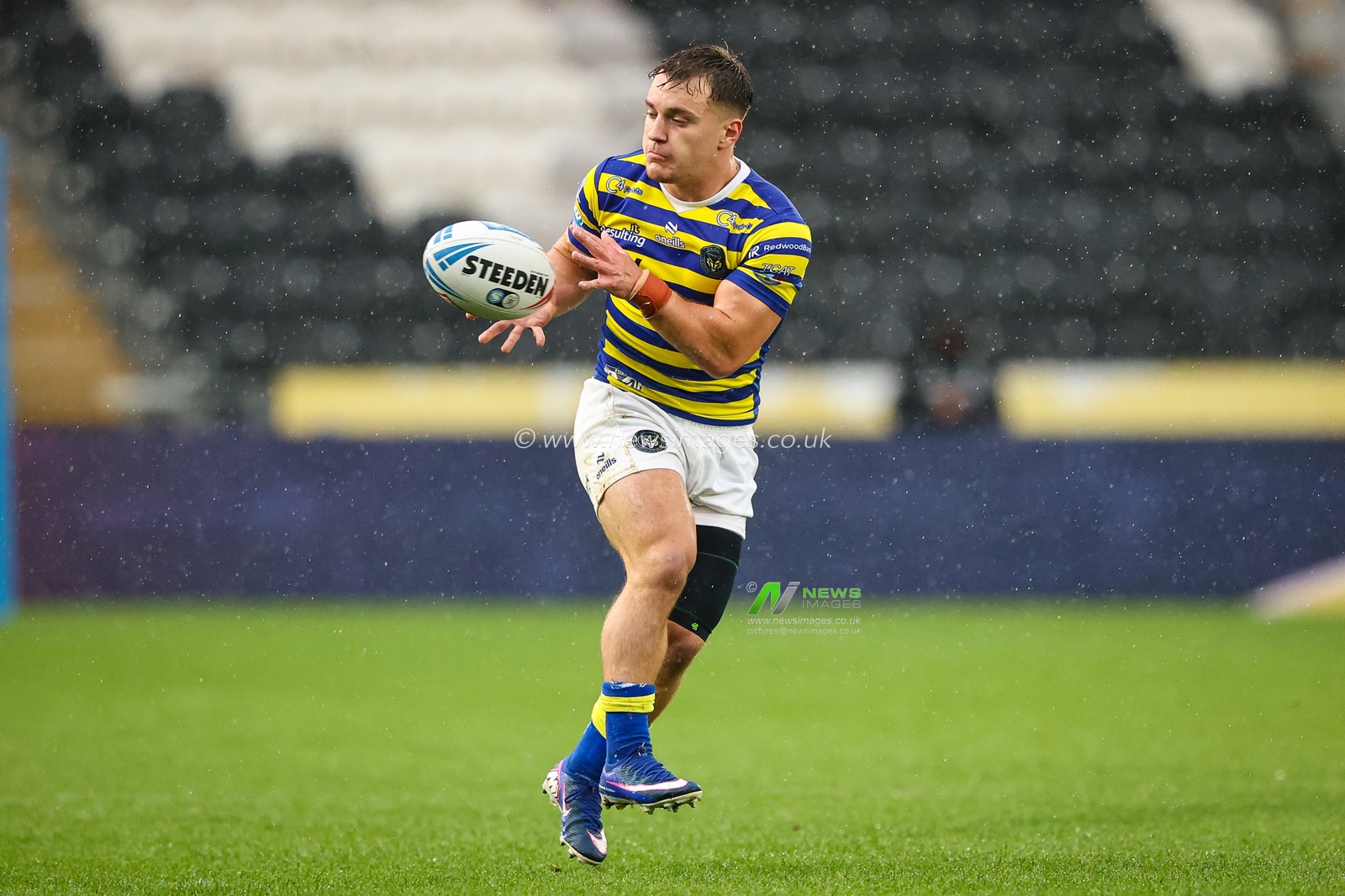 Leon Hayes of Warrington Wolves during the Betfred Super League round 25 match Hull FC vs Warrington Wolves at MKM Stadium, Hull, United Kingdom on 29 August 2026

(Photo by Alfie Cosgrove/News Images)