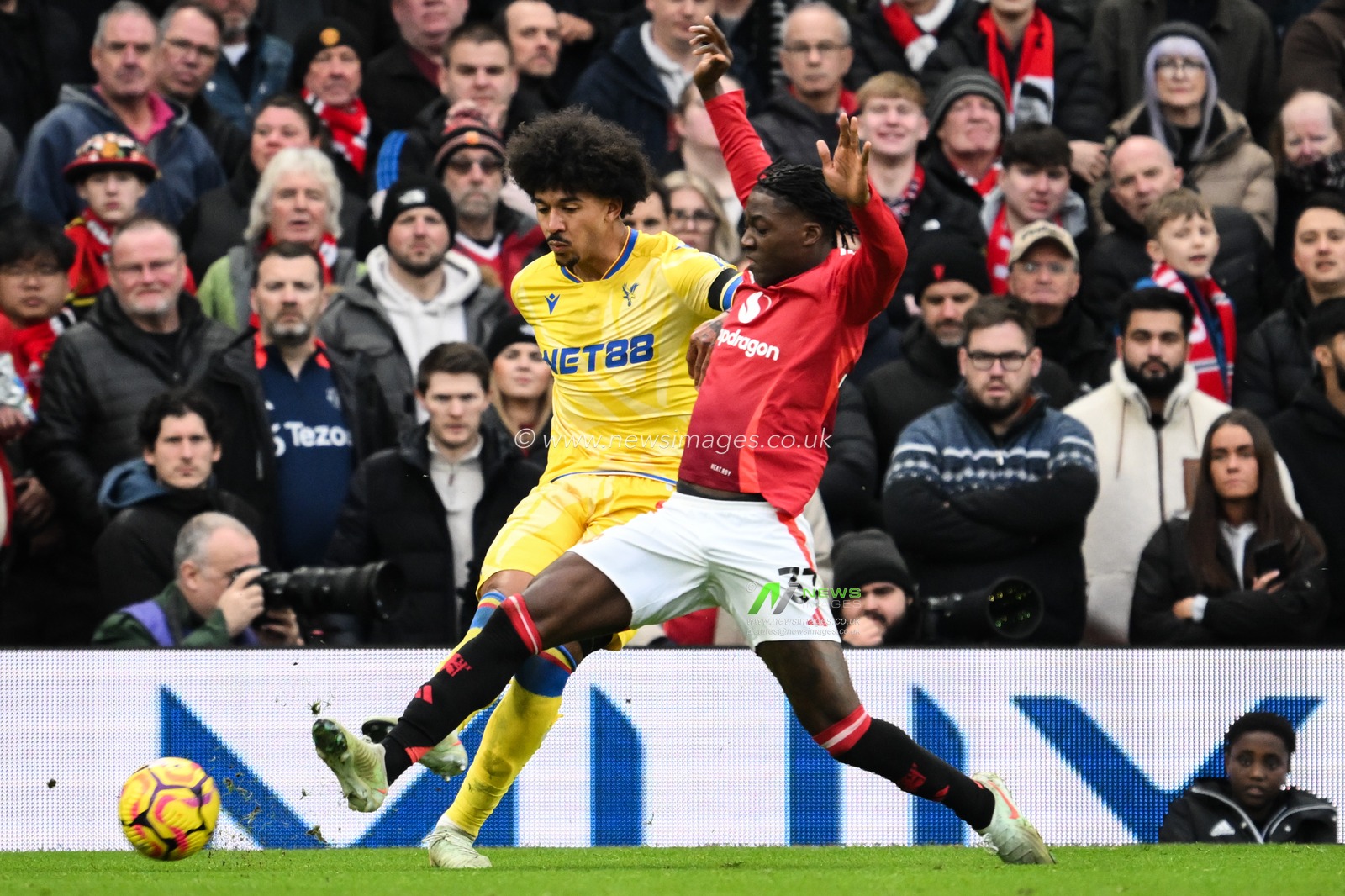 Kobbie Mainoo of Manchester United tackles Chris Richards of Crystal Palace during the Premier League match Manchester United vs Crystal Palace at Old Trafford, Manchester, United Kingdom, 2nd February 2025

(Photo by Craig Thomas/News Images)