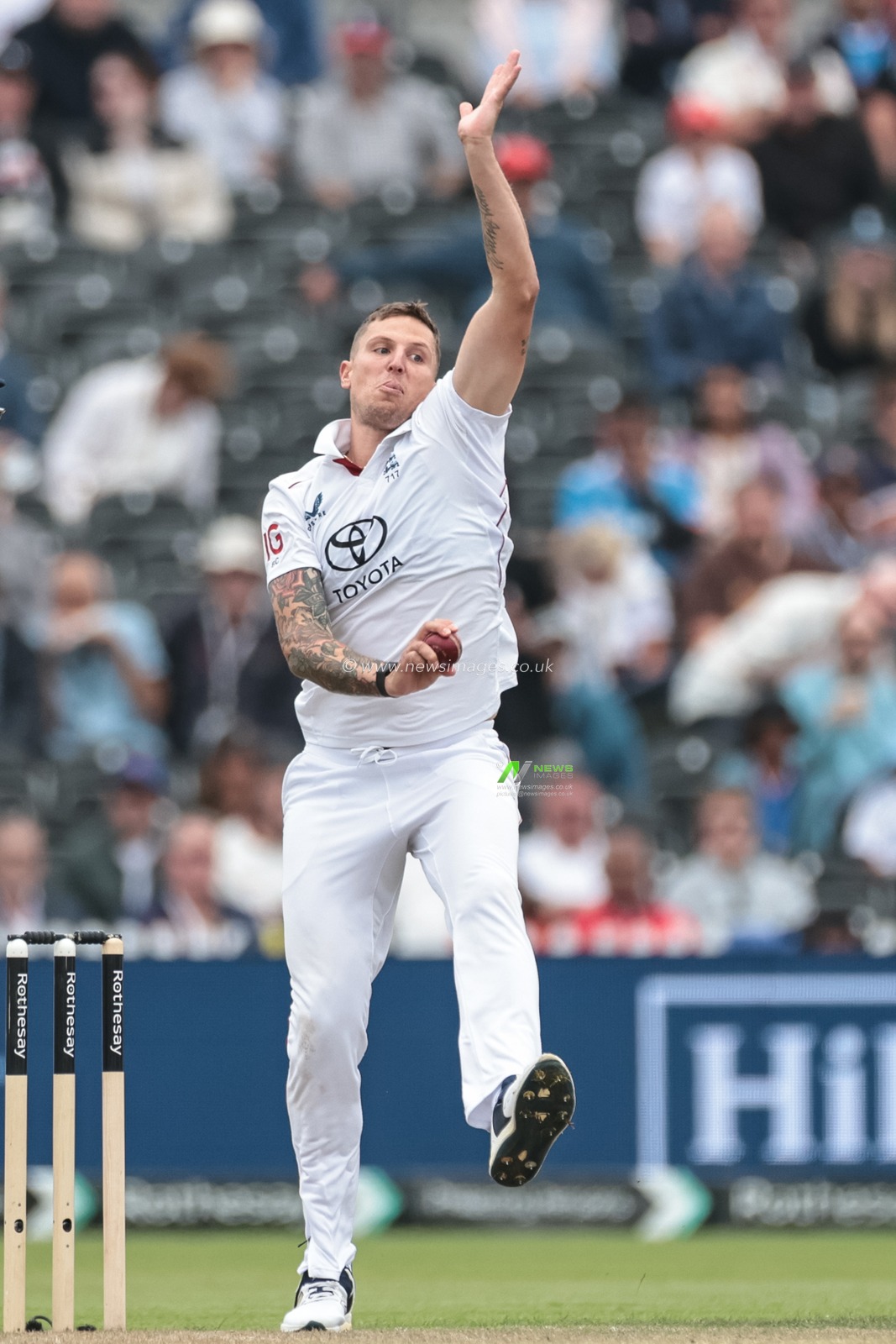 Brydon Carse of England delivers the ball during the 4th Rothesay Test Match match Day 1 England vs India at Old Trafford Cricket Ground, Manchester, United Kingdom, 22nd July 2025

(Photo by Mark Cosgrove/News Images)