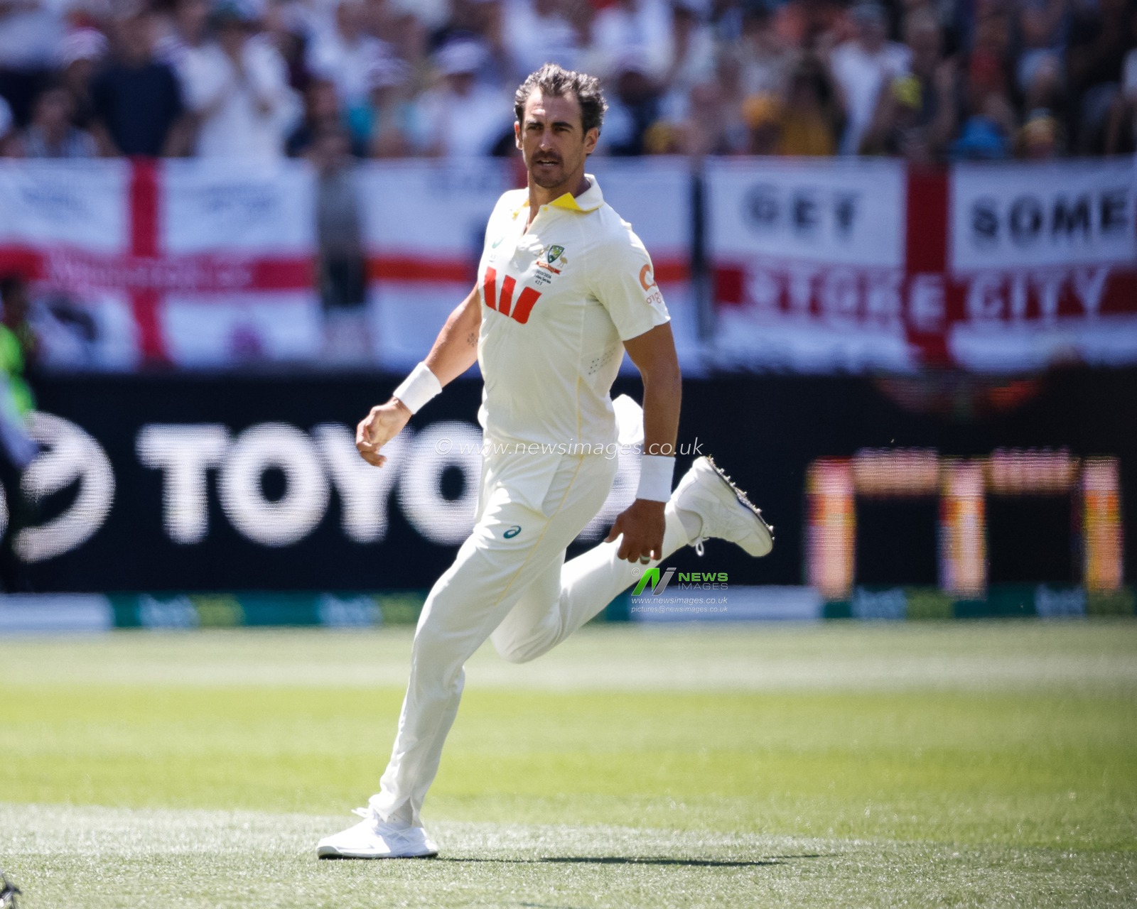 Mitch Starc of Australia celebrates the wicket of Zak Crawley of England during the NRMA Insurance Ashes First Test Day 1 Series Australia vs England at Optus Stadium, Perth, Australia, 20th November 2025

(Photo by Santanu Banik/News Images)

*** GER AUT SUI OUT ***