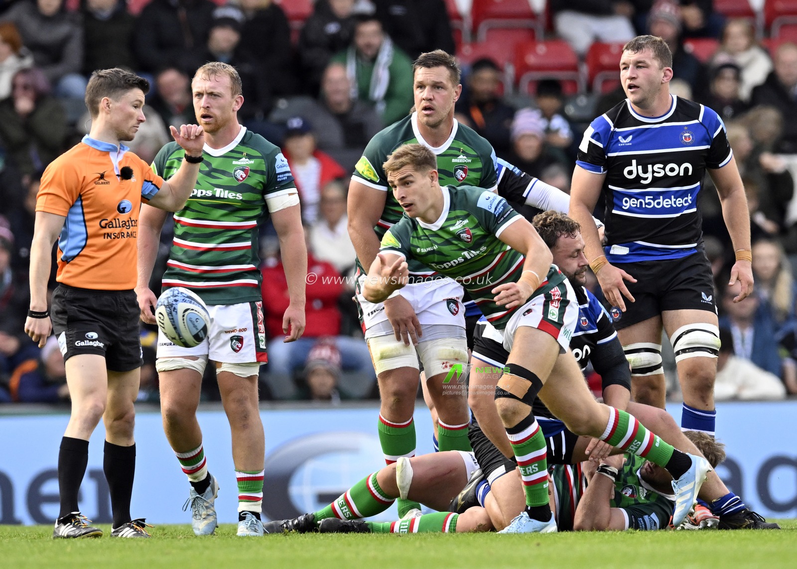 Jack Van POORTVLIET of Leicester Tigers passing the ball during the Gallagher Premiership match Leicester Tigers vs Bath Rugby at Welford Road, Leicester, United Kingdom, 29th September 2024

(Photo by Mark Dunn/News Images)