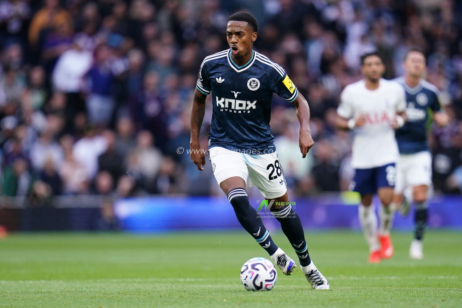 Joe Willock of Newcastle United with the ball during the Premier League match Tottenham Hotspur vs Newcastle Untied at Tottenham Hotspur Stadium, London, United Kingdom on 29 August 2026

(Photo by Harvey Murphy/News Images)