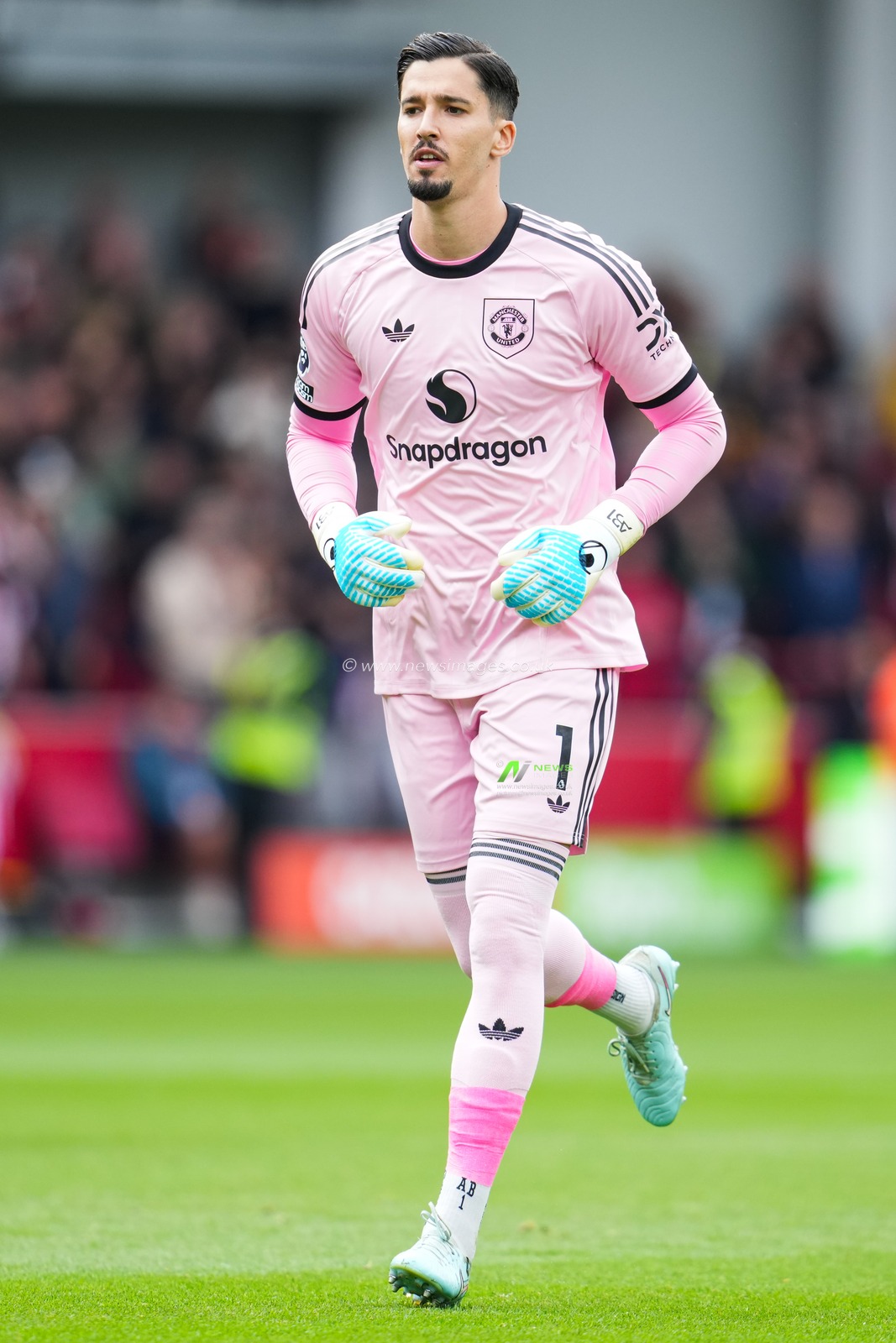 Altay Bayindir of Manchester United during the Premier League match Brentford vs Manchester United at The Gtech Community Stadium, London, United Kingdom, 27th September 2025

(Photo by Harvey Murphy/News Images)