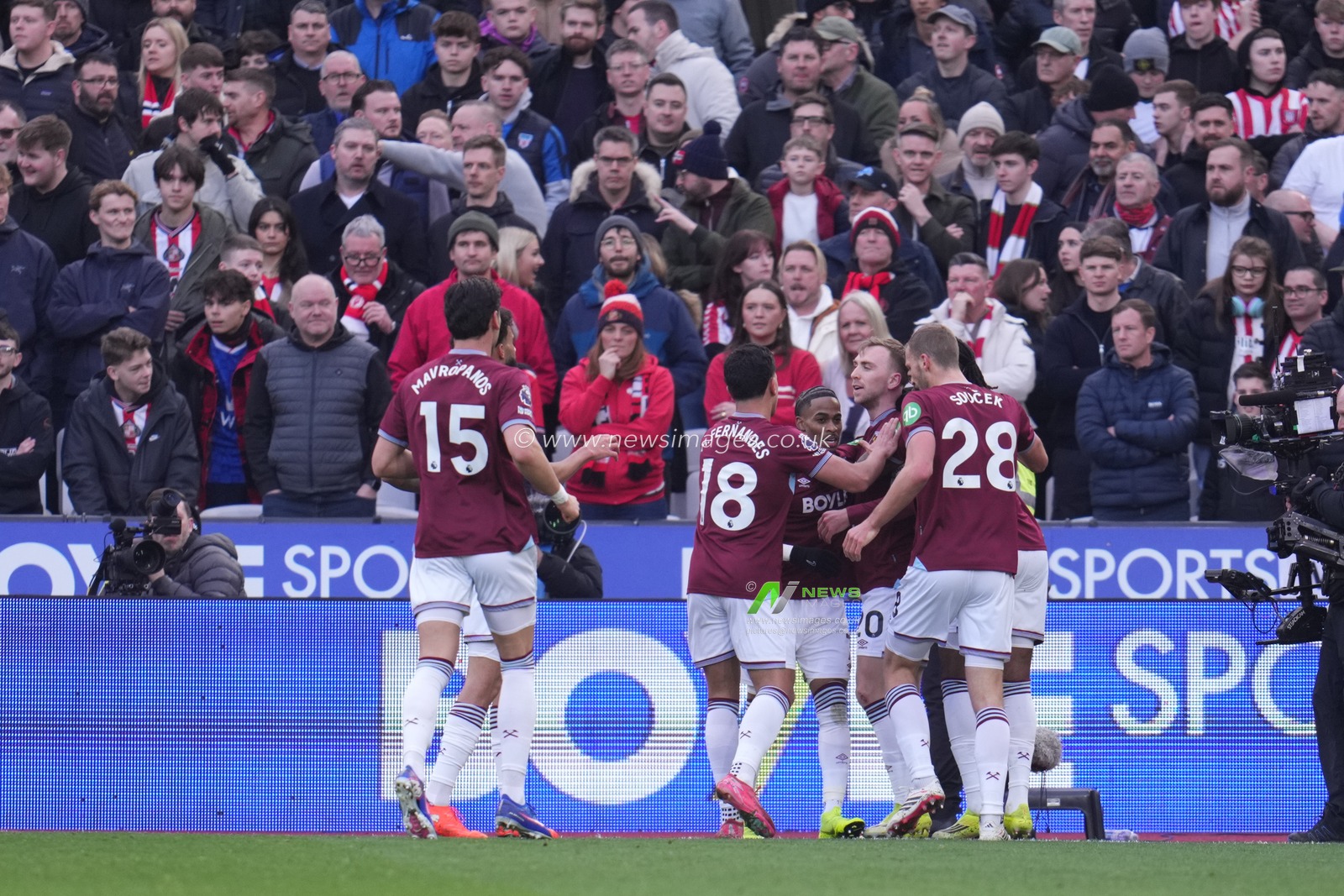 West Ham players celebrate 1-0 lead during the Premier League match West Ham United vs Sunderland at London Stadium, London, United Kingdom, 24th January 2026

(Photo by Harvey Murphy/News Images)